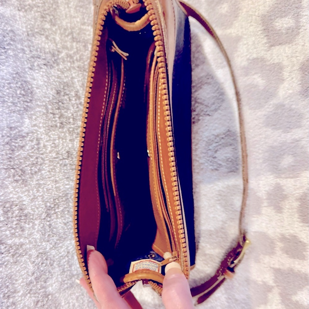 ✨ Dooney & Burke Vintage Dark Green & Tan Leather Shoulder Bag. Good Preloved ✨ - Picture 4 of 8